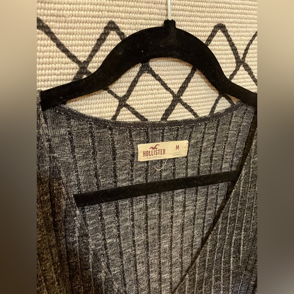 Hollister size Medium cropped long sleeve - Picture 2 of 4